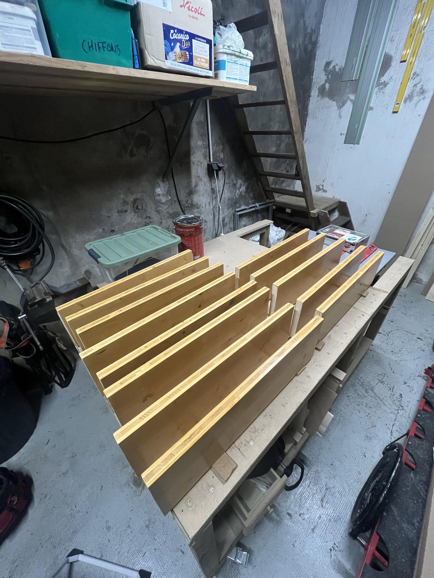 Marches vernies en préparation à l'atelier