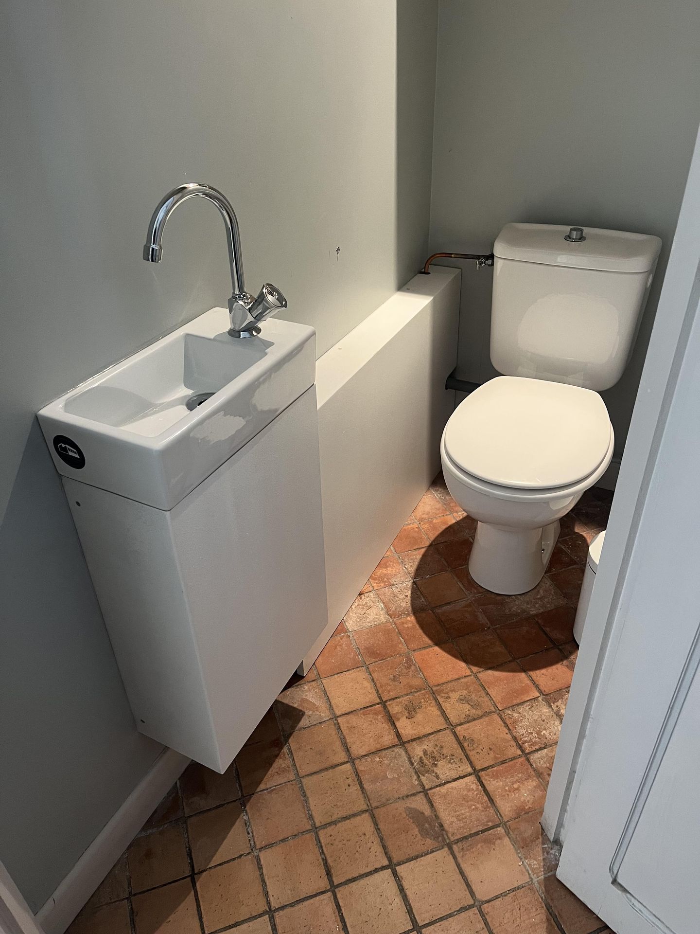 WC équipé d'un lave-mains compact