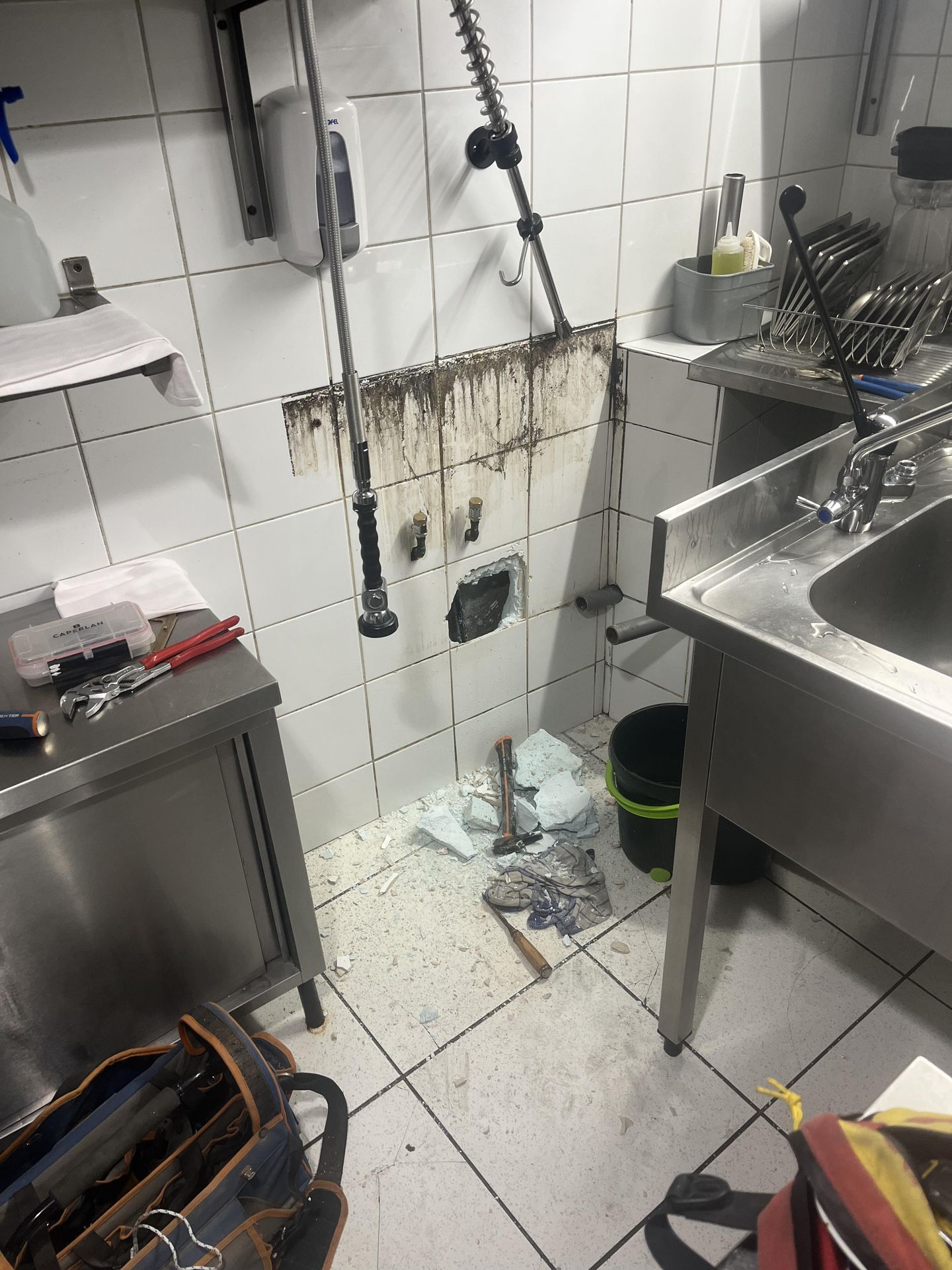 Mur de cuisine ouvert pour réparer une fuite