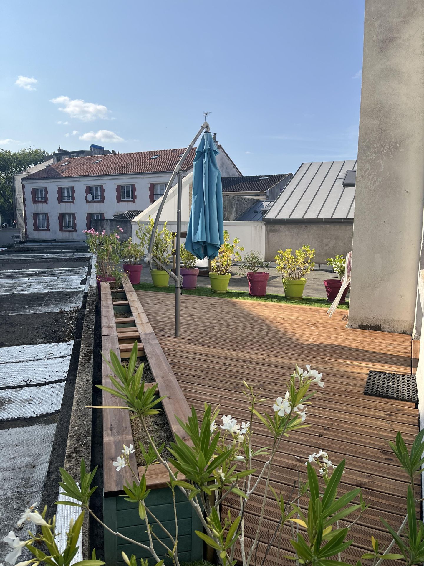 Terrasse en bois posée sur un toit de l'Île de Nantes
